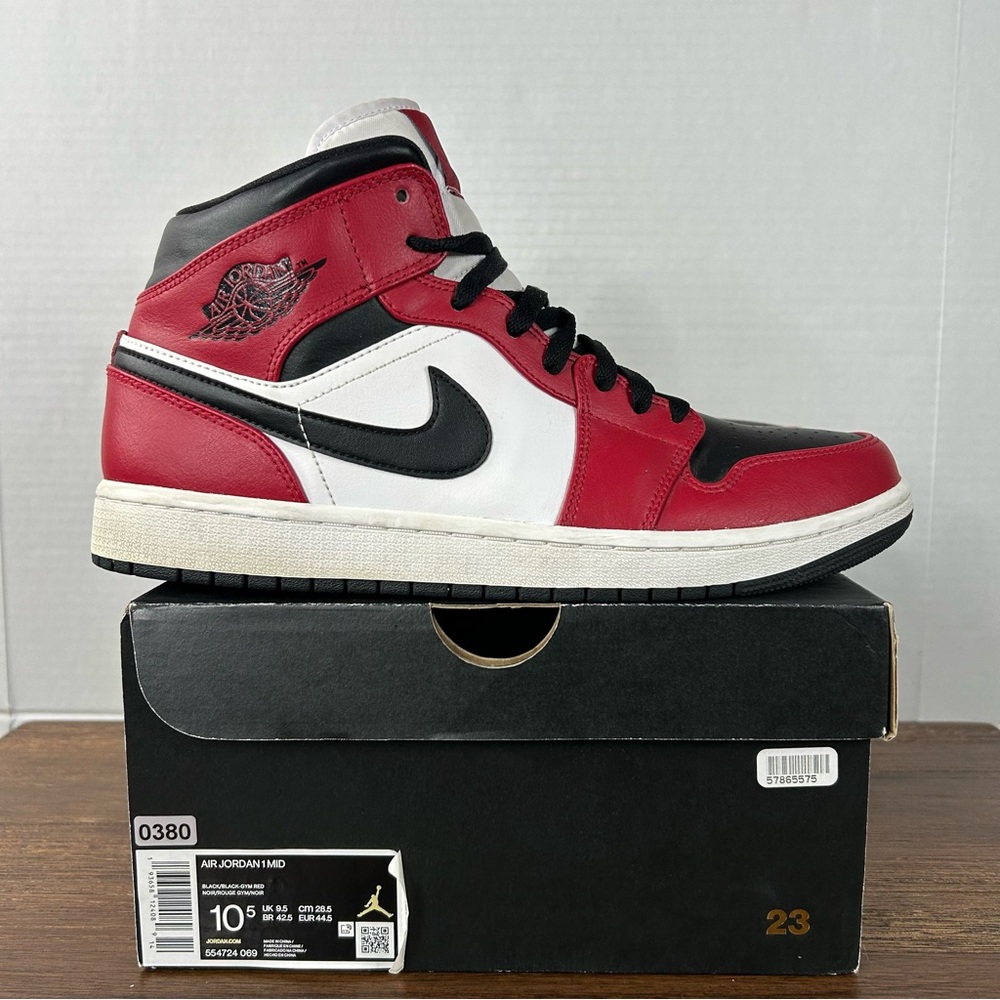 Air Jordan 1 Mid 'Chicago Black Toe'